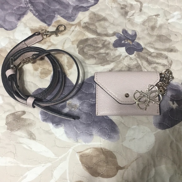 Pretty Pink Guess Purse - Picture 4 of 4